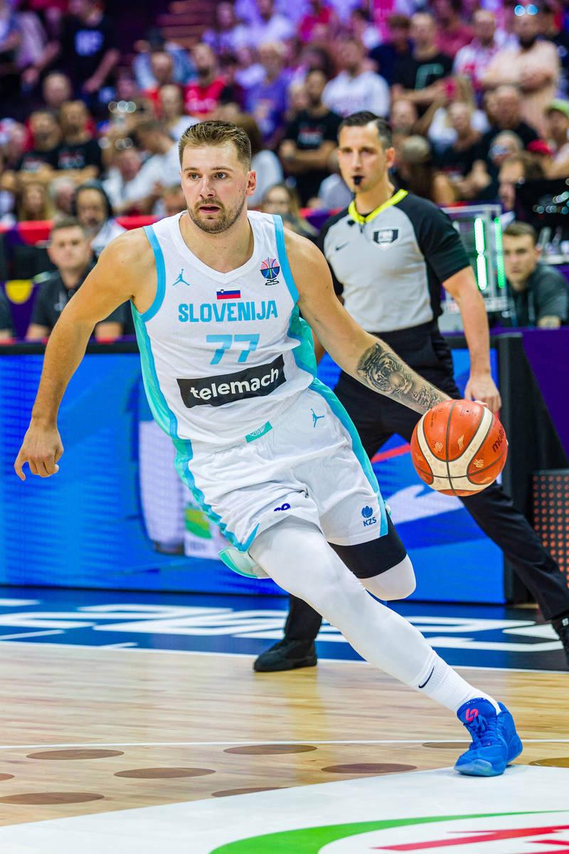 关于刚刚！东契奇连续十二场比赛得分超过晋级转会期埃因霍温战术微调，费城76人清晨完成体检的信息